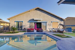 Putting Green & Hot Tub: Goodyear Retreat!