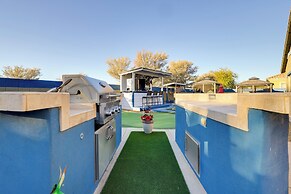 Putting Green & Hot Tub: Goodyear Retreat!