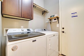 Putting Green & Hot Tub: Goodyear Retreat!