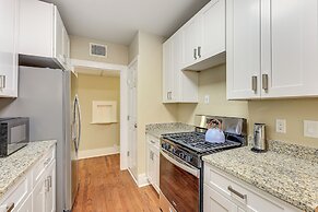 1 Mi to San Antonio Zoo: Olmos Park Apt!