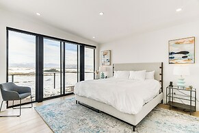 Mtn Views & Private Hot Tub: Luxe Tetonia Retreat