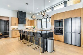 Mtn Views & Private Hot Tub: Luxe Tetonia Retreat