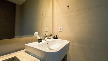 Cozy And Best Location 1Br Gold Coast Apartment