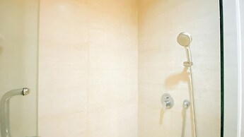 Cozy And Best Location 1Br Gold Coast Apartment