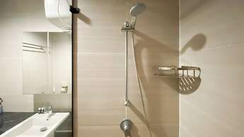 Homey Living Studio At West Vista Apartment