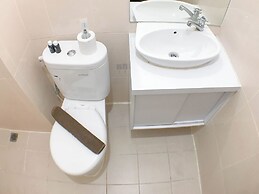 Minimalist And Cozy Studio Bale Hinggil Apartment