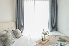 Comfy And Modern 2Br Grand Kamala Lagoon Apartment