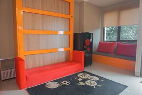 Cozy Studio Apartment At Gateway Park Lrt City Bekasi