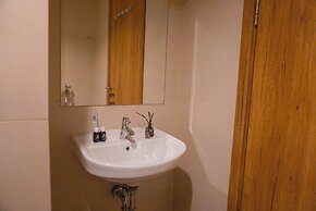 Cozy Studio Apartment At Gateway Park Lrt City Bekasi