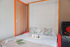 Cozy Studio Apartment At Gateway Park Lrt City Bekasi