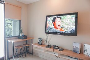 Cozy Studio Apartment At Gateway Park Lrt City Bekasi