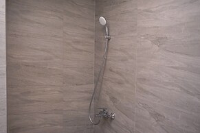 Modern And Comfy Studio At Collins Boulevard Apartment