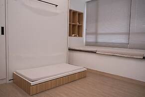 Modern And Comfy Studio At Collins Boulevard Apartment