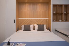 Modern And Comfy Studio At Collins Boulevard Apartment