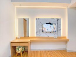 Cozy And Enjoy Living Studio At The Alton Apartment