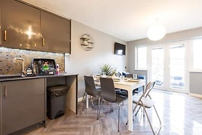 Huge Home,sleeps 12, Private Parking, Pets ok