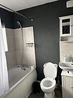 Huge Home,sleeps 12, Private Parking, Pets ok