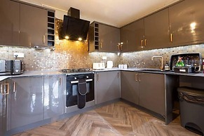 Huge Home,sleeps 12, Private Parking, Pets ok