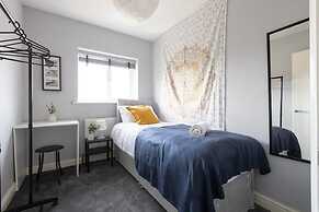 Huge Home,sleeps 12, Private Parking, Pets ok