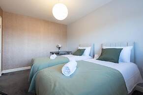 Huge Home,sleeps 12, Private Parking, Pets ok