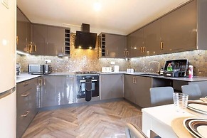 Huge Home,sleeps 12, Private Parking, Pets ok