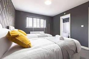 Huge Home,sleeps 12, Private Parking, Pets ok