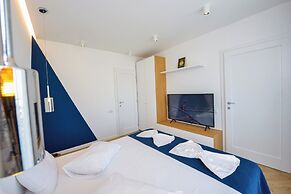 Blue Moon - One Bedroom - Romana Square