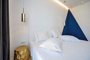 Blue Moon - One Bedroom - Romana Square