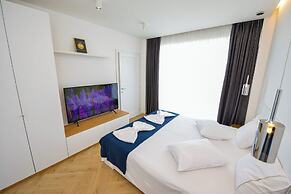 Blue Moon - One Bedroom - Romana Square