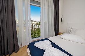 Blue Moon - One Bedroom - Romana Square