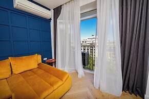 Blue Moon - One Bedroom - Romana Square