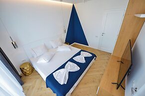 Blue Moon - One Bedroom - Romana Square