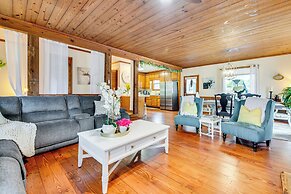 3 Mi to Marietta Square: Hot Tub Haven w/ 2 Patios