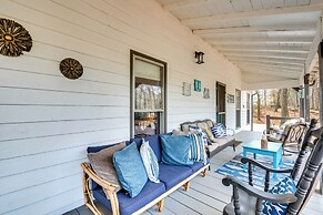 3 Mi to Marietta Square: Hot Tub Haven w/ 2 Patios