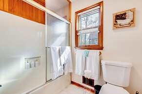 3 Mi to Marietta Square: Hot Tub Haven w/ 2 Patios