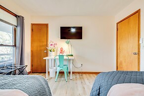 3 Mi to Marietta Square: Hot Tub Haven w/ 2 Patios