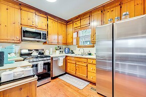 3 Mi to Marietta Square: Hot Tub Haven w/ 2 Patios