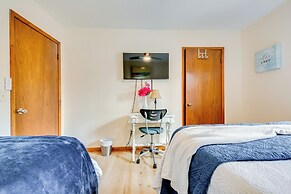 3 Mi to Marietta Square: Hot Tub Haven w/ 2 Patios