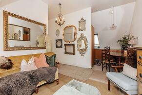 Vintage Chic Coach House