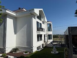 D Twins plus Hotel