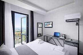 D Twins plus Hotel