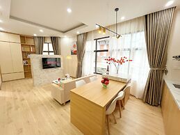 Amazing Housing Lac Long Quan