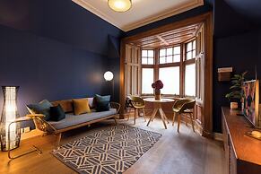 JOIVY Contemporary Cottage with Parking