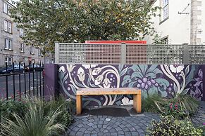 JOIVY Contemporary Cottage with Parking