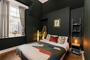 JOIVY Contemporary Cottage with Parking