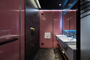 Beso Black Vinyl Fragment Hotel