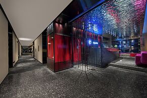 Beso Black Vinyl Fragment Hotel