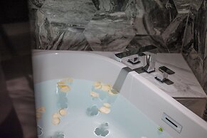 Beso Black Vinyl Fragment Hotel