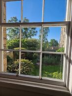 JOIVY Gorgeous Georgian Flat