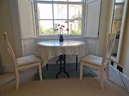 JOIVY Gorgeous Georgian Flat